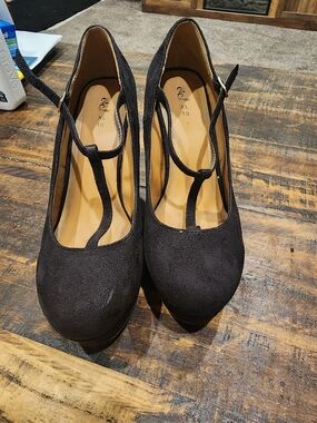 Unisa Black Suede T-Strap Platform Pumps
